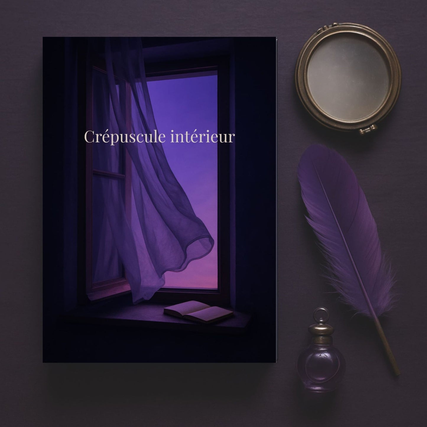Carnet de deuil Crépuscule intérieur - livre posé sur un meuble, à côté une plume mauve et petit récipient mauve