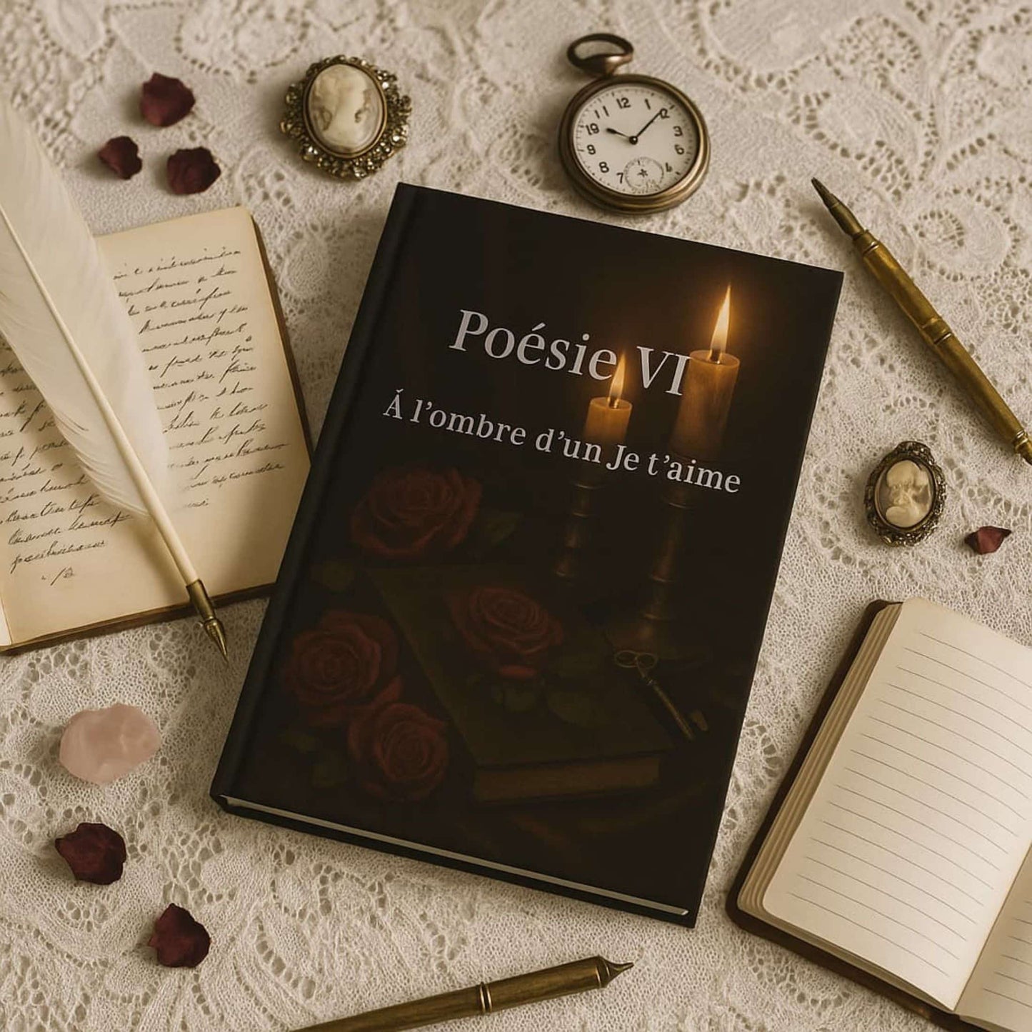 Carnet de poésie Poésie VI À l'ombre d'un Je t'aime posé sur une nappe en dentelle blanche avec une plume blanche, une pierre, des pétales de roses séchés, de vieux bics à côté