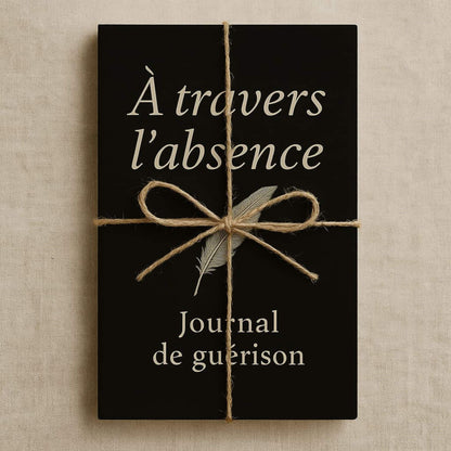 Carnet de deuil - À travers l'absence - Journal de guérison posé sur un drap en coton beige emballé en cadeau avec de la corde