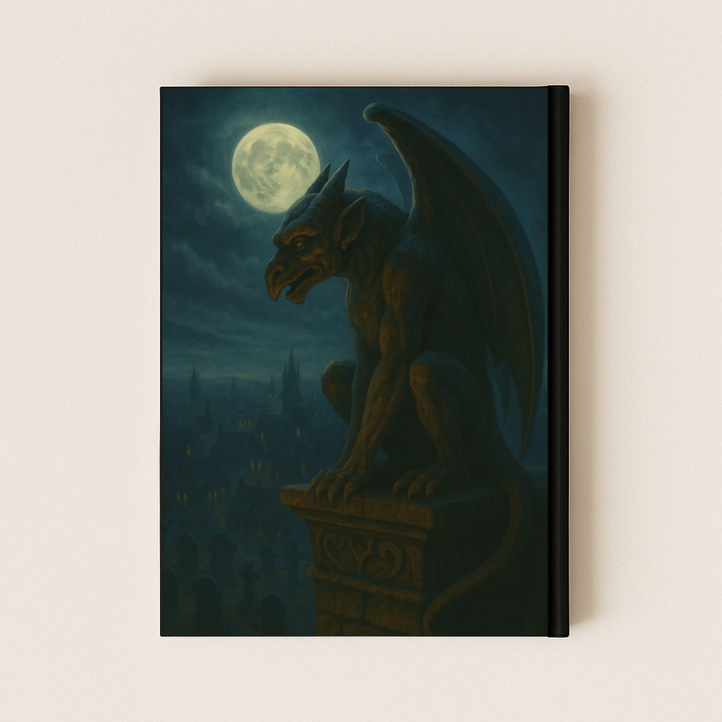 Carnet gothique dont la couverture arrière représente une gargouille éclairée par la lune.