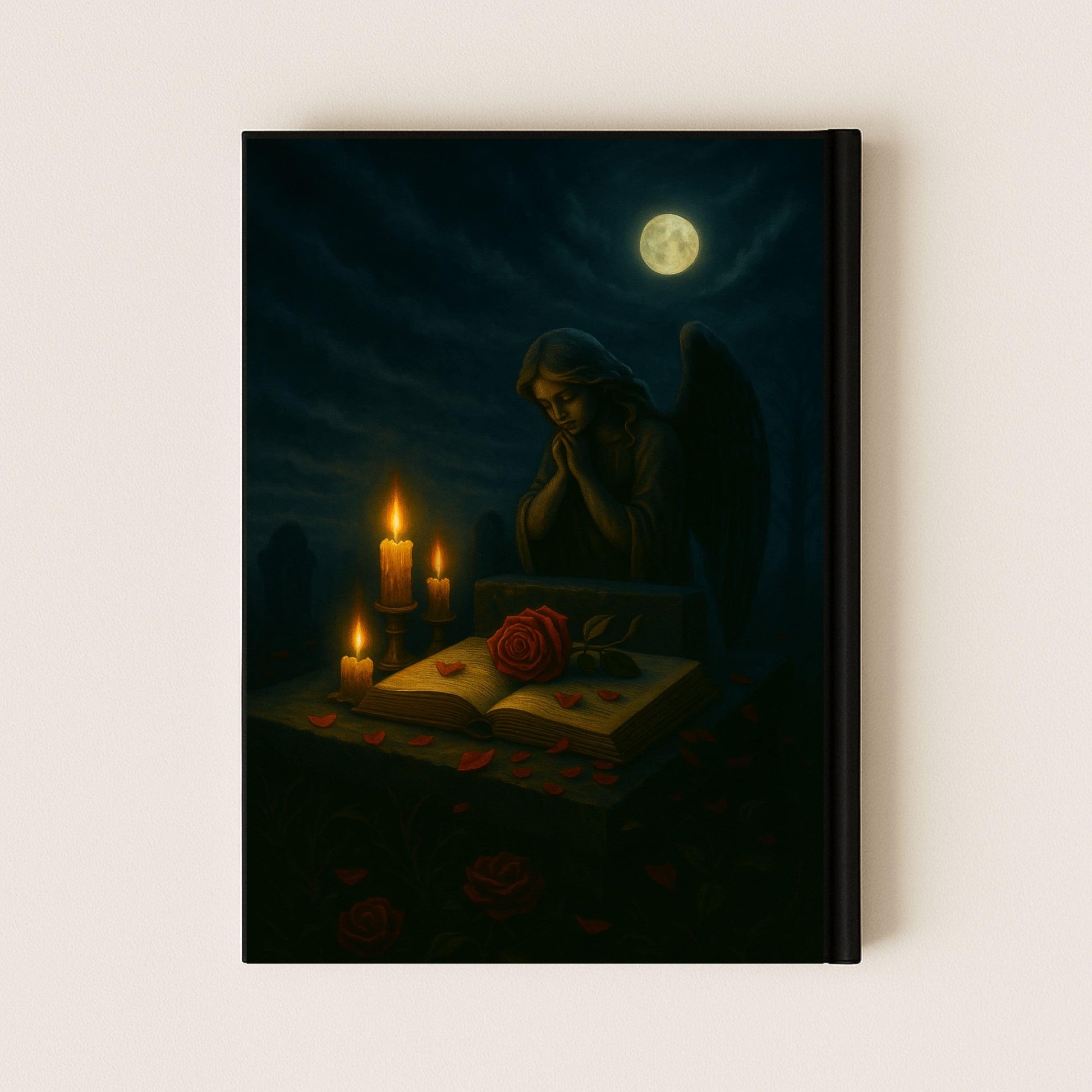 Couverture arrière carnet gothique représentant un ange priant devant un livre ouvert éclairé par des bougies et une rose rouge orne les pages
