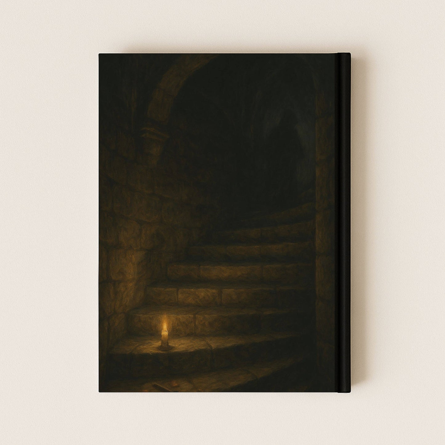 Carnet gothique dont la couverture arrière représente un escalier en colimaçon éclairé par une bougie. On y voit un moine monter les marches. 