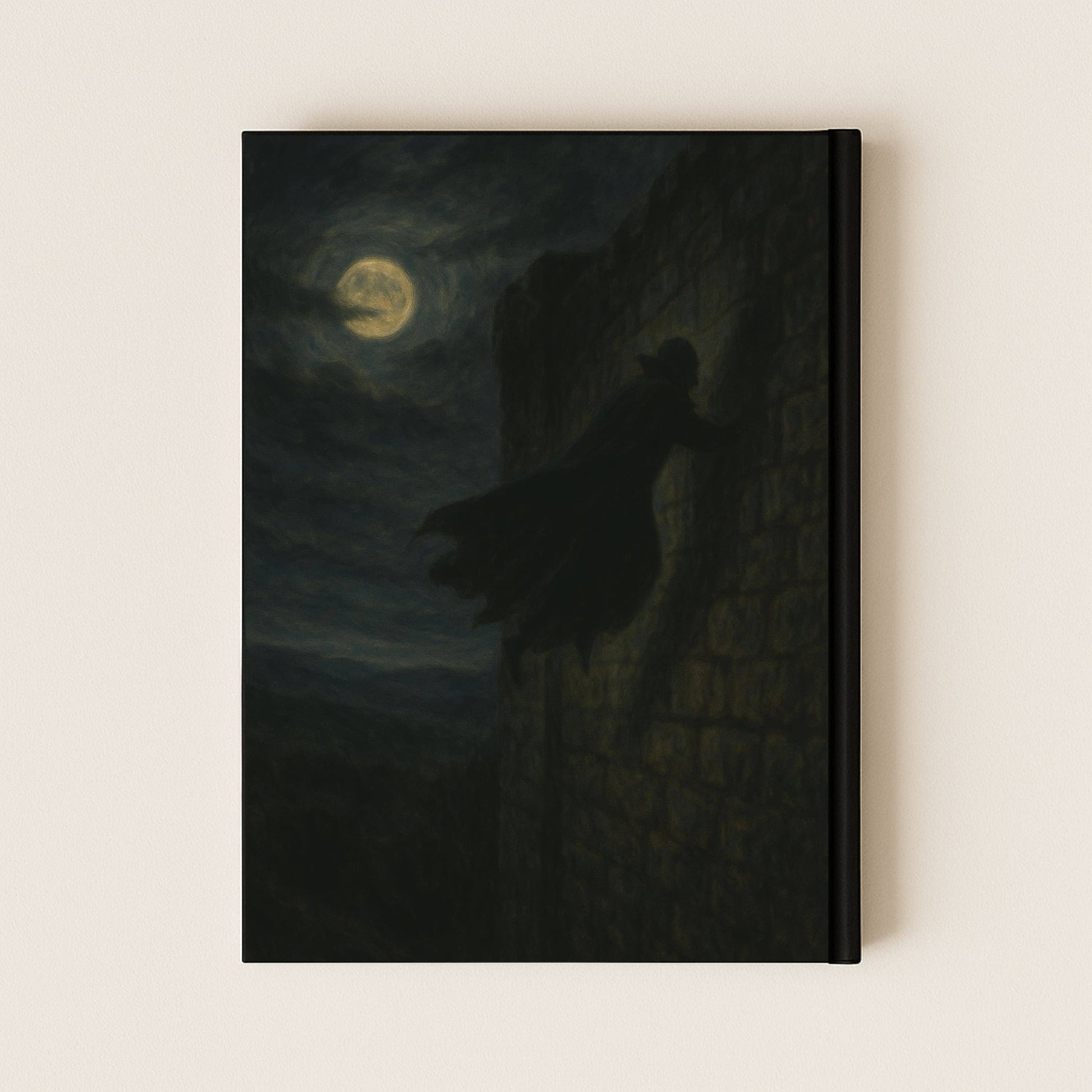 Carnet gothique dont la couverture arrière représente un vampire rampant sur un mur à la tombée de la nuit