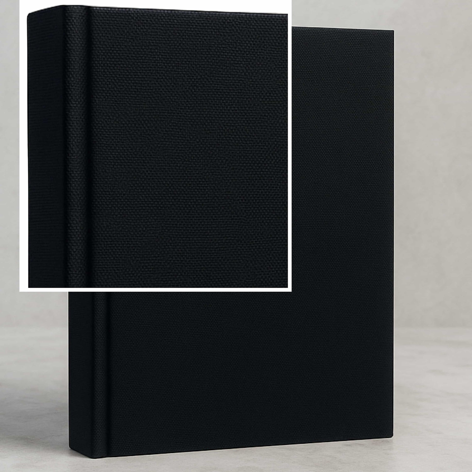 Couverture en lin de couleur noir sous la jaquette